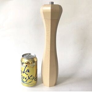 Williams Sonoma Natural Wood Pepper Grinder made in Italy